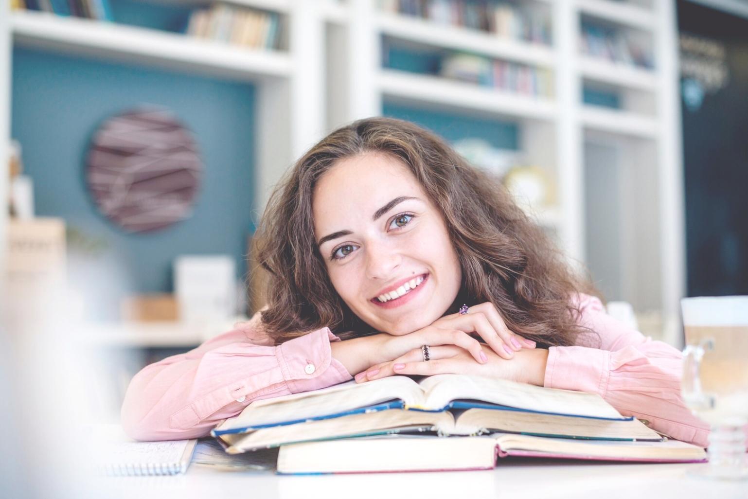 Persona estudiando finanzas en casa con computadora y documentos
